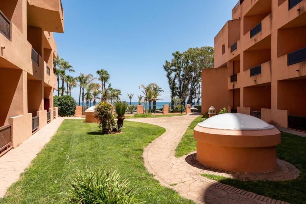 Ct 240 - Beachfront Apartment -Don Juan Манилва Екстериор снимка